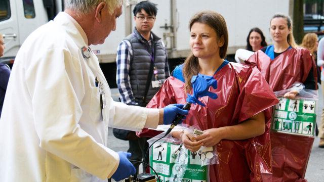 纽约大学朗格尼健康中心的辐射安全工作全球最大体育平台员正在进行辐射污染读数